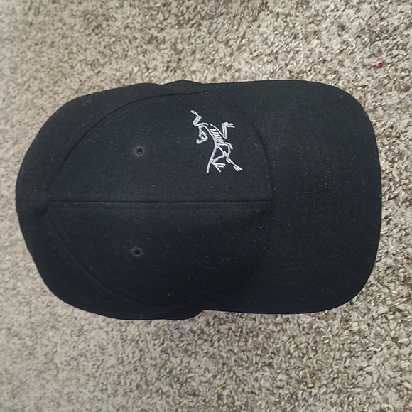 Arc'teryx Classic Wool Flexfit Ball Cap with a subtle Arc’teryx Logo S-M - Picture 3 of 8
